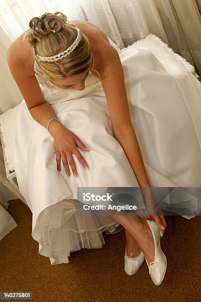 Braut Schuh Stockfoto und mehr Bilder von Abendkleid - Abendkleid, Anfang, Anziehen