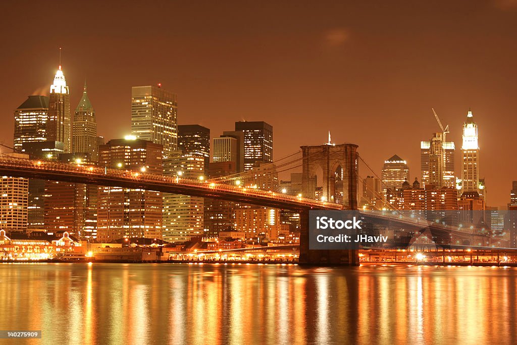 ブルックリン橋とマンハッタンの夜の街並み - つり橋のロイヤリティフリーストックフォト