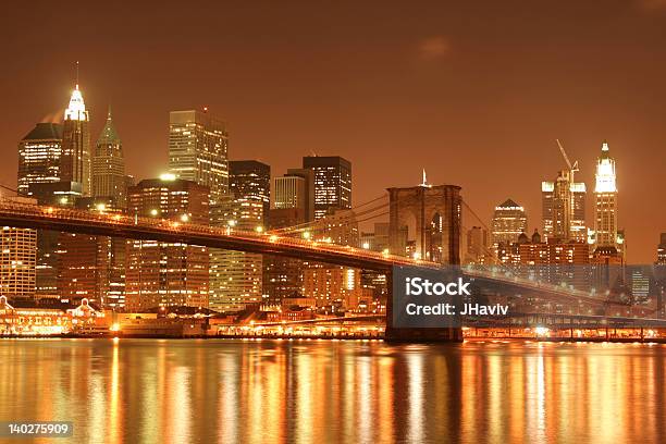 ブルックリン橋とマンハッタンの夜の街並み - つり橋のストックフォトや画像を多数ご用意 - つり橋, アメリカ合衆国, ウォーターフロント