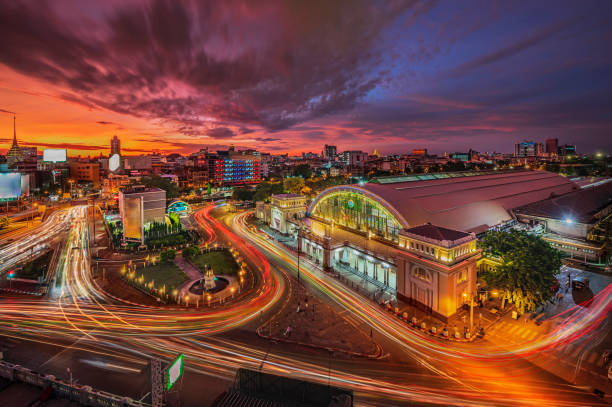 방콕 철도 또는 방콕, 태국에서 황혼 시간에 후아 람퐁 기차역에 전화 - bangkok night thailand traffic 뉴스 사진 이미지