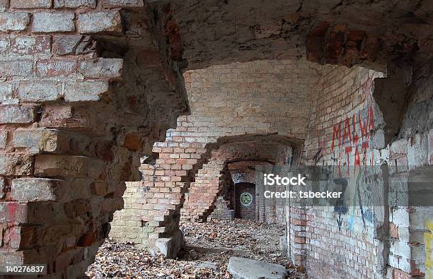 Уничтоженный Bunker — стоковые фотографии и другие картинки Арка - архитектурный элемент - Арка - архитектурный элемент, Армия, Бомбоубежище