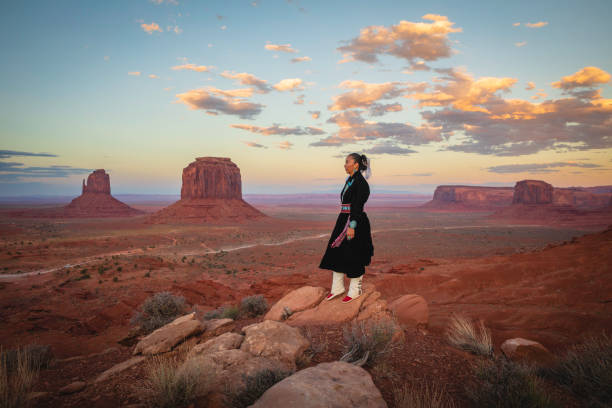 native american woman portrait - native american north american tribal culture women mature adult imagens e fotografias de stock