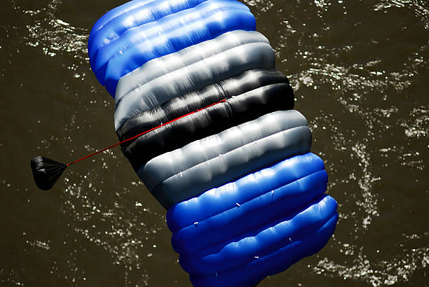 base jumper sobre a new river - parachuting open parachute opening imagens e fotografias de stock