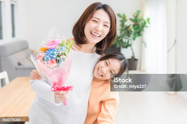 アジアの母と娘、花束