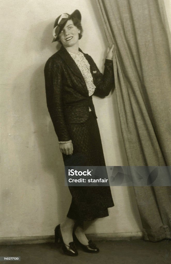 В начале 1900's Винтажные фото, которые позируют Lady - Стоковые фото Белый роялти-фри