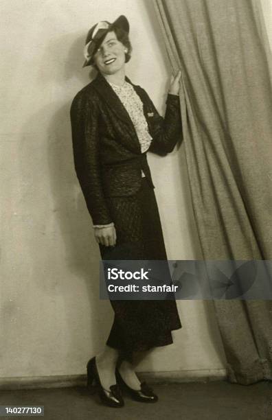 В Начале 1900s Винтажные Фото Которые Позируют Lady — стоковые фотографии и другие картинки Белый