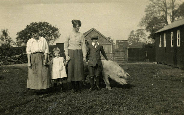 stary vintage zdjęcie dwóch pań i dzieci stojąc obok pig - shack hut old obsolete zdjęcia i obrazy z banku zdjęć