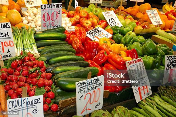 Foto de Mercado De Legumes e mais fotos de stock de Cebola - Cebola, Fava, Fotografia - Imagem