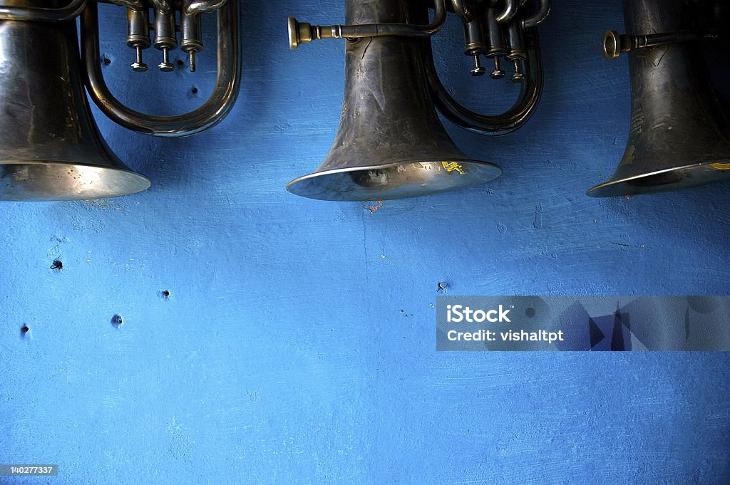 Evidenziare le luci appeso sulla parete tramata blu - Foto stock royalty-free di Tromba