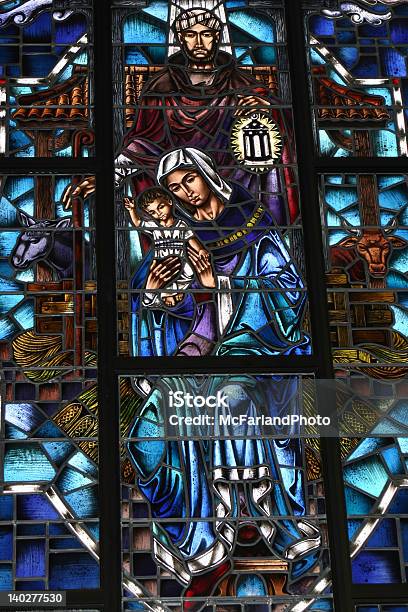 Mary 및 아기 예수스 때묻은 유리컵 창 고요한 장면에 대한 스톡 사진 및 기타 이미지 - 고요한 장면, 공예, 교회