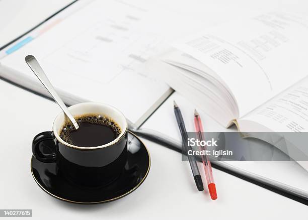 Tasse Kaffee Und Eine Technische Zeichnung Stockfoto und mehr Bilder von Bericht - Bericht, Design, Diagramm