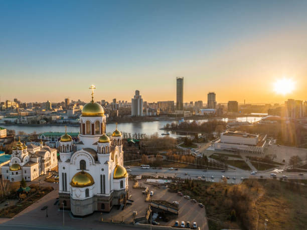 ранней весной или осенью екатеринбург и храм на крови в ясном закате. вид с воздуха на екатеринбург, россия. перевод текста о храме: честна п� - екатеринбург стоковые фото и изображения