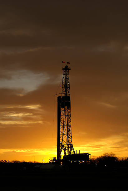 istock Silhouette Texas Natural Gas Well 140277991