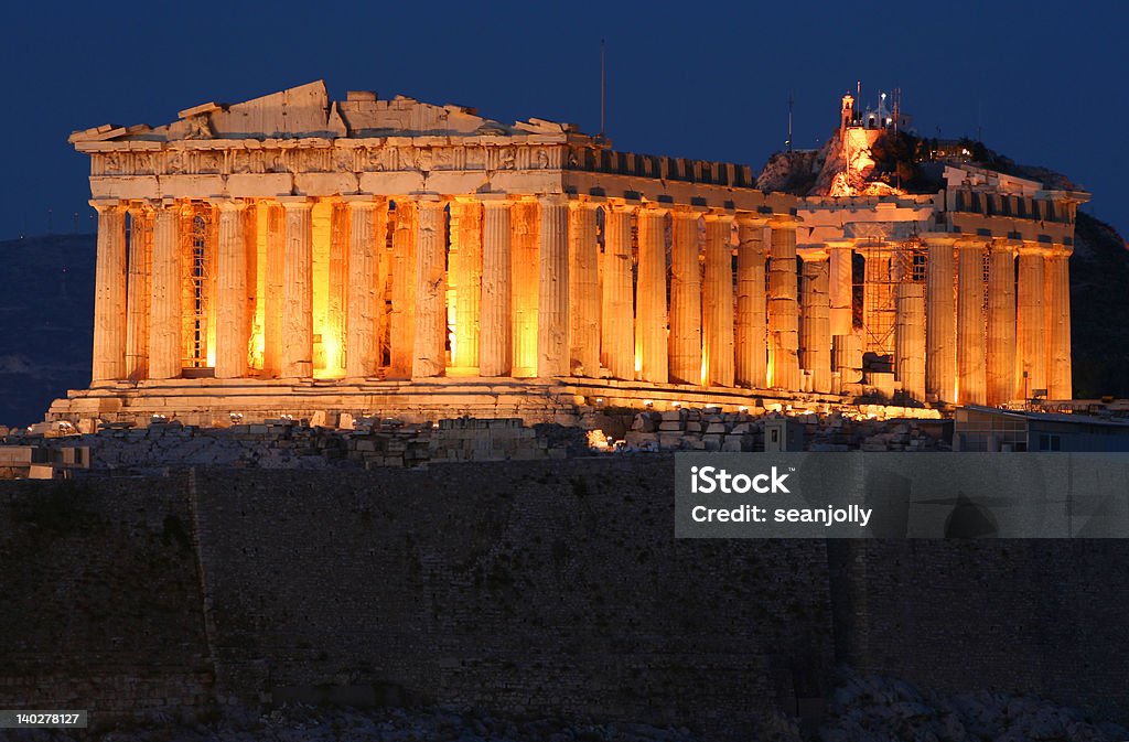 Акрополь в Афинах Парфенон в ночь - Стоковые фото Акрополь - Афины роялти-фри