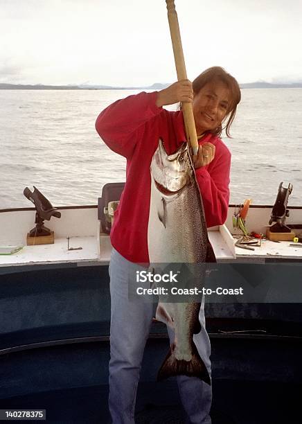 Photo libre de droit de Des Saumon banque d'images et plus d'images libres de droit de Poisson - Poisson, Alaska - État américain, Femmes