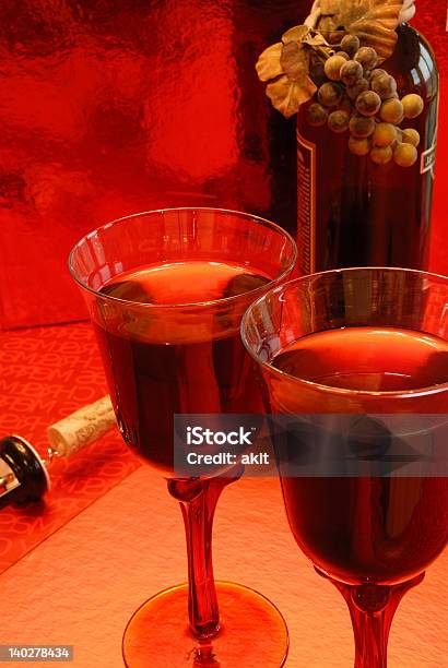 Óculos De Merlot Vinho - Fotografias de stock e mais imagens de Bebida - Bebida, Bebida Alcoólica, Comemoração - Conceito