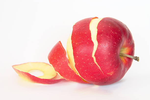 half geschält roter apfel - red delicious apple red gourmet apple stock-fotos und bilder