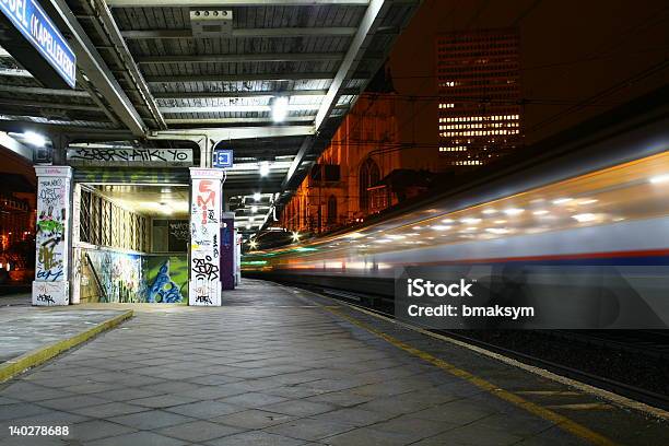 La Stazione Ferroviaria E - Fotografie stock e altre immagini di Arco - Architettura - Arco - Architettura, Binario della stazione della metropolitana, Binario di stazione ferroviaria