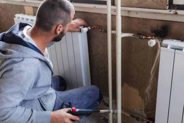 블로 토치가있는 집에있는 배관공 용접 라디에이터 - maintenance engineer home improvement men manual worker 뉴스 사진 이미지