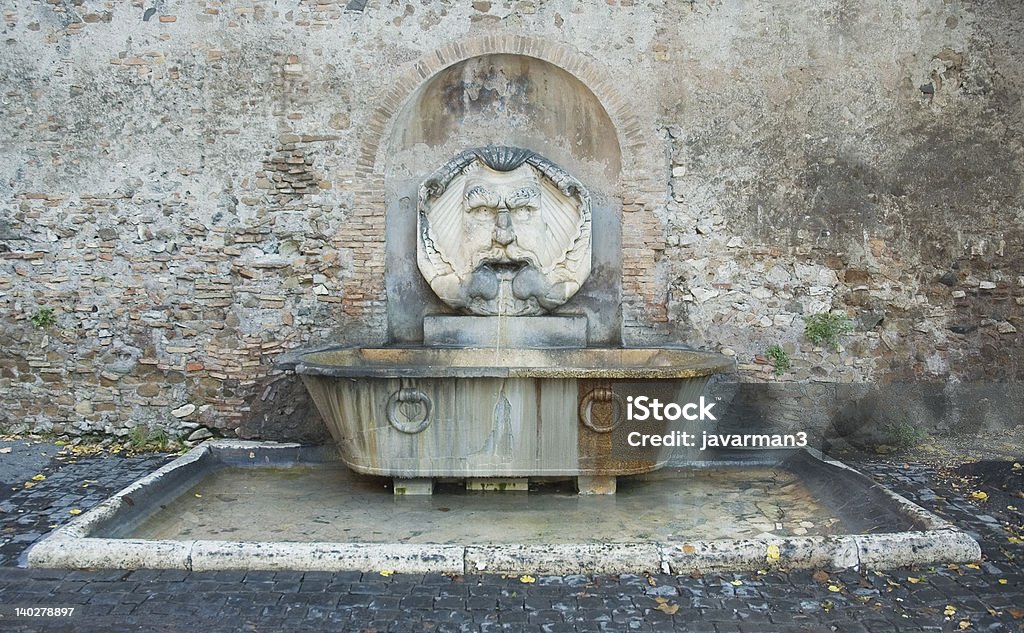 La fontana romana - Foto stock royalty-free di Acqua