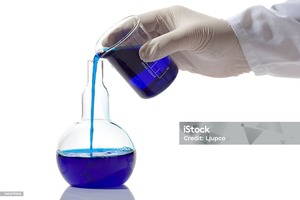 Lab Arbeitnehmer mischen Chemikalien - Lizenzfrei Laborröhrchen Stock-Foto
