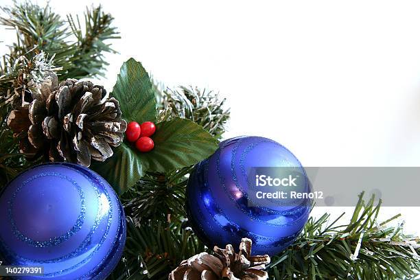 Bolas De Natal - Fotografias de stock e mais imagens de Azul - Azul, Bola de Árvore de Natal, Branco