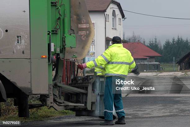 Photo libre de droit de Camion Poubelles Avec Travailleur banque d'images et plus d'images libres de droit de Éboueur - Éboueur, Communauté, Hommes