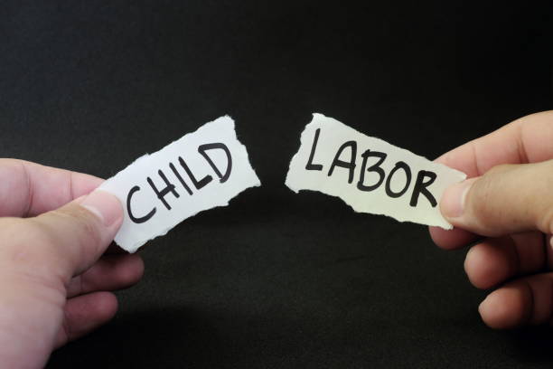 아동 노동 개념을 멈추고 싸우십시오. 인간의 손이 어린이 노동이라는 글귀로 종이를 찢는다. 아동 권리 보호. - 어린이의 권리 뉴스 사진 이미지