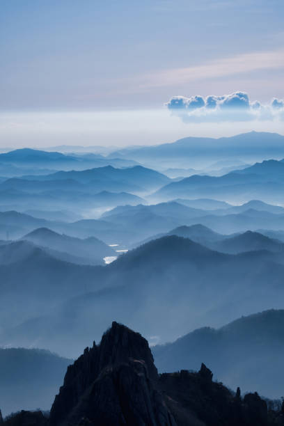 일출 중 하늘을 배경으로 산의 경치 좋은 전망 - 세로 구도 뉴스 사진 이미지