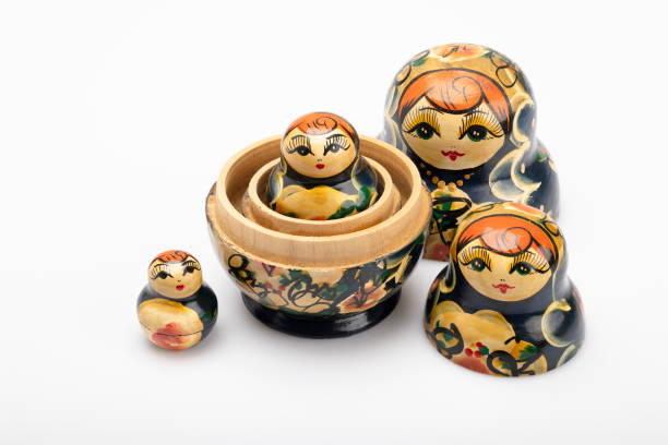 muñecas rusas tradicionales sobre fondo blanco aislado - russian nesting doll doll russian culture nobody fotografías e imágenes de stock