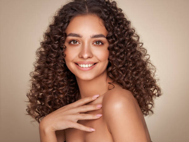 hermosa mujer sonriente con rizos afro - frizzy human hair women curly hair fotografías e imágenes de stock