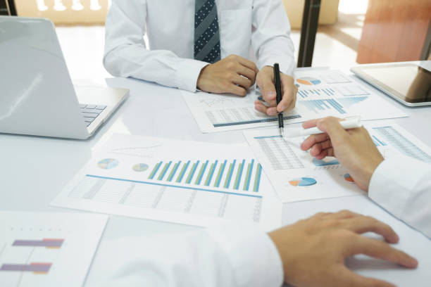 istock Businessman teamwork is thinking and analyse planing the strategy. 1402822015