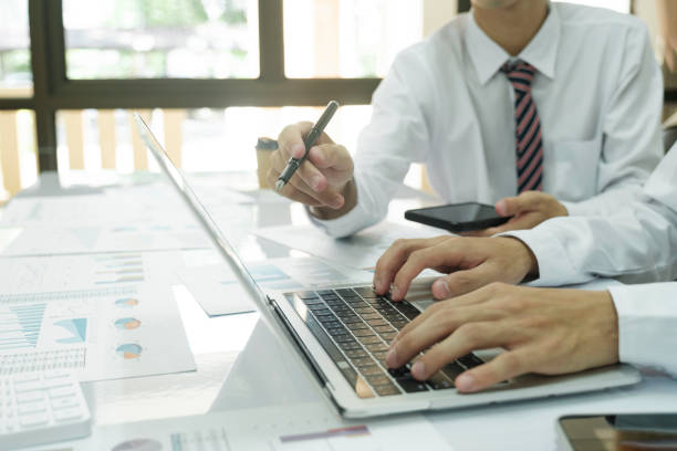 istock Businessman teamwork is thinking and analyse planing the strategy. 1402822031