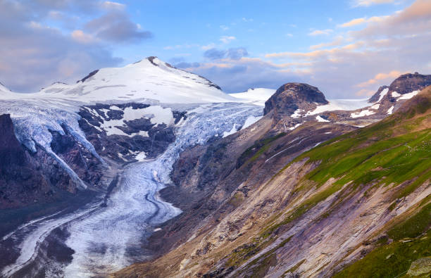 ghiacciaio pasterze e vetta johannisberg, strada grossglockner - european alps mountain mountain peak rock foto e immagini stock