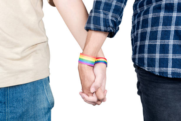 para gejów z opaską z tęczową flagą lgbt trzymająca się za ręce stojąca razem - gay man homosexual sex men zdjęcia i obrazy z banku zdjęć