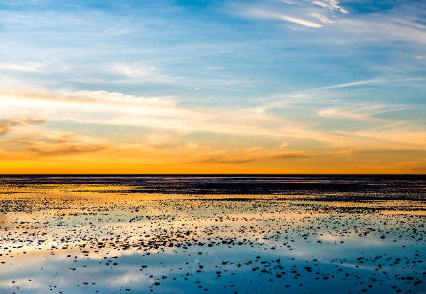 istock Amazing sunset scenery on Salar de Uyuni 1402827210