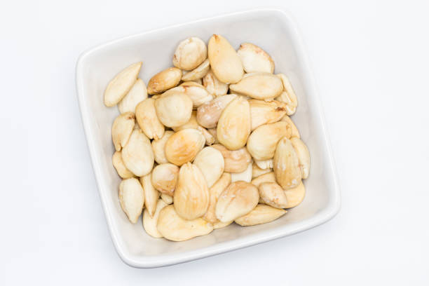The almond is a dry fruit that, when toasted, constitutes a delicious and nutritious appetizer.