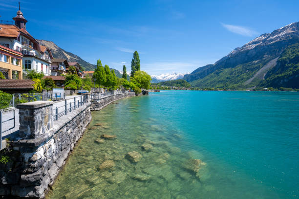 スイスのブリエンツの町の素晴らしい湖ブリエンツ - brienz bernese oberland village lake ストックフォトと画像