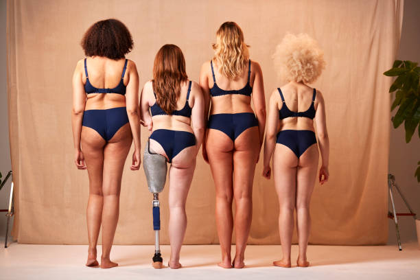 多様なボディポジティブな女性の友人のグループの後景下着の義肢を持つ1つ - real bodies ストックフォトと画像