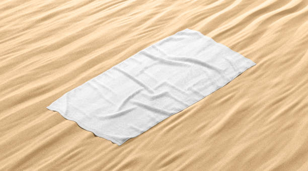 真っ白なしわくちゃに広げられた大きなタオルモックアップ、砂の背景 - beach body ストックフォトと画像
