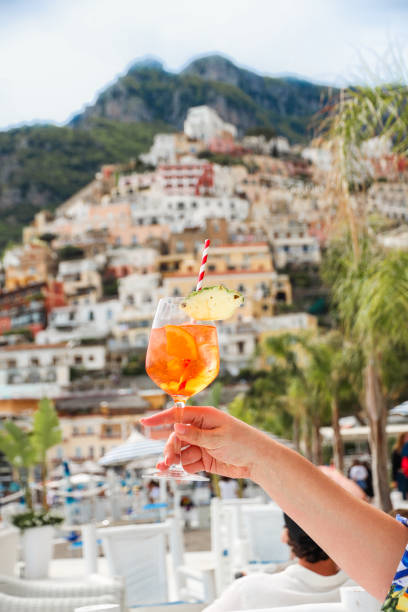 cocktail apéritif à la main spritz veneziano à positano italie paysage de la côte - cote-amalfitaine photos et images de collection