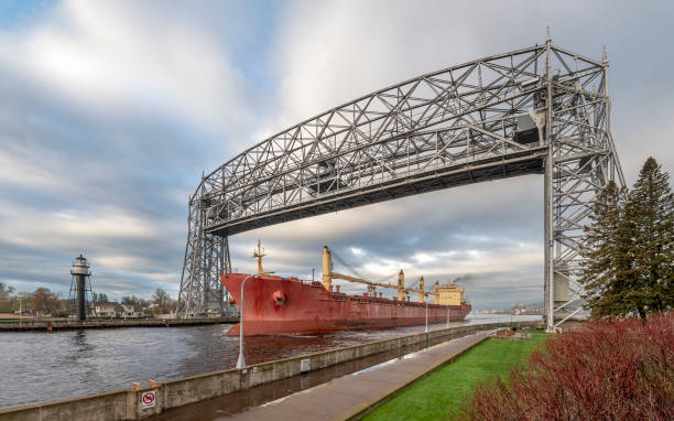 statek przepływający pod mostem aerial lift bridge - vertical lift bridge zdjęcia i obrazy z banku zdjęć