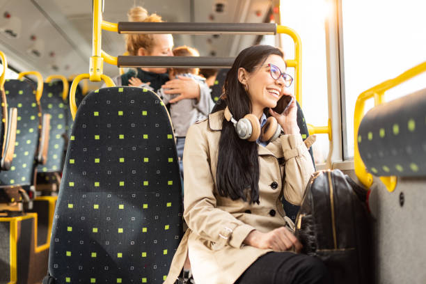 mujer hablando por teléfono móvil en autobús - bus transportation indoors people fotografías e imágenes de stock