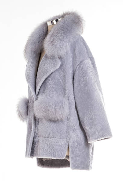 istock Expensive fur coats collection on a mannequin. 1402860497