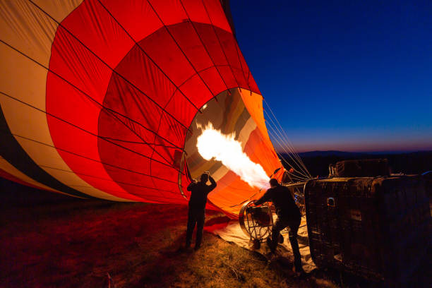 montgolfière de levage - hot air balloon flying heat people photos et images de collection