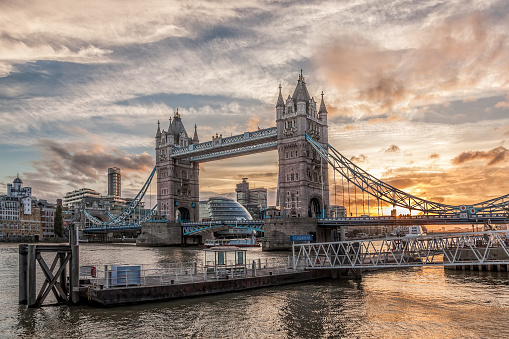 Tower Bridge contra la colorida puesta de sol con muelle en Londres, Inglaterra, Reino Unido photo