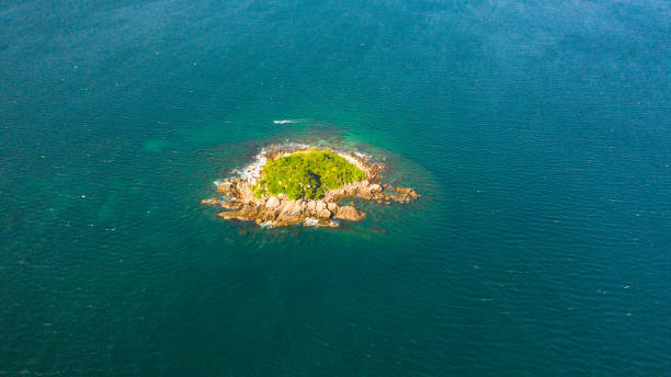 isla tropical en la vista abierta al mar desde arriba. - above the cloud sea fotografías e imágenes de stock