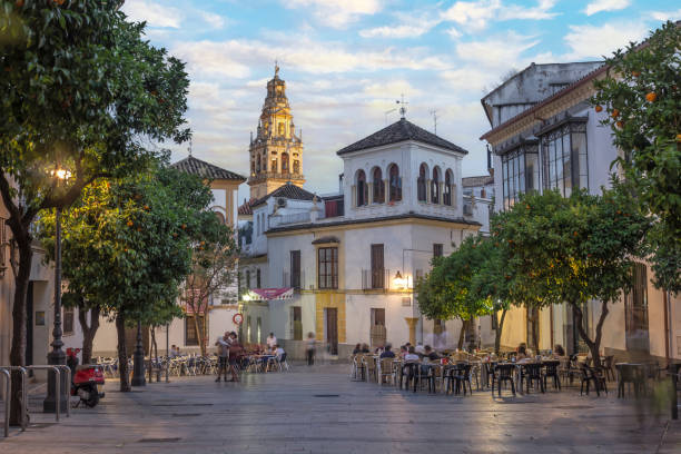 コルドバのモスク大聖堂のユダヤ人地区通りと鐘楼 - street tower town andalusia ストックフォトと画像