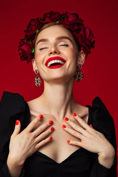 piękna młoda kobieta - earring jewelry women smiling zdjęcia i obrazy z banku zdjęć