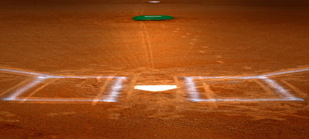 野球ホームプレートバッターボックスチョークラインブラウンクレイダート - baseball dirt softball baseball diamond ストックフォトと画像